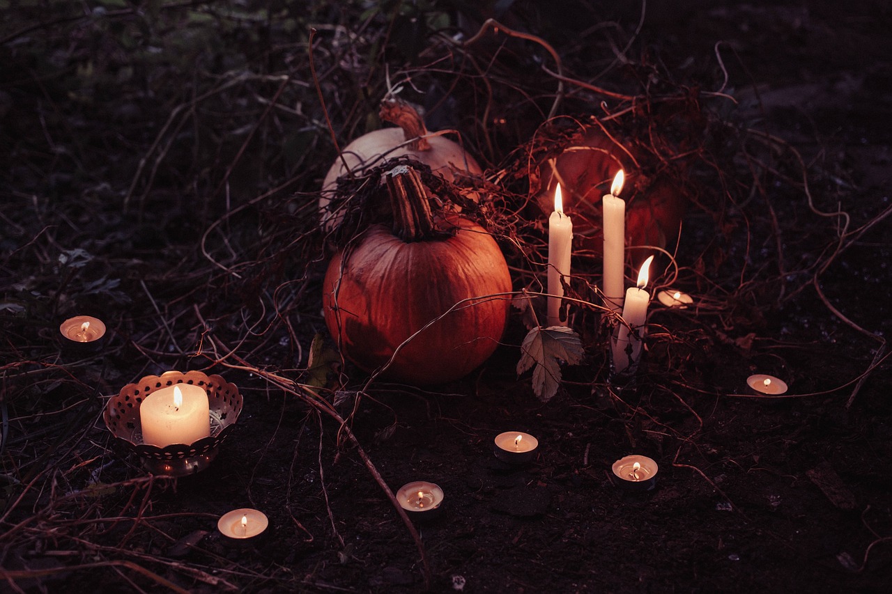 Gezellig herfsttableau met warme kleuren en kaarslicht.