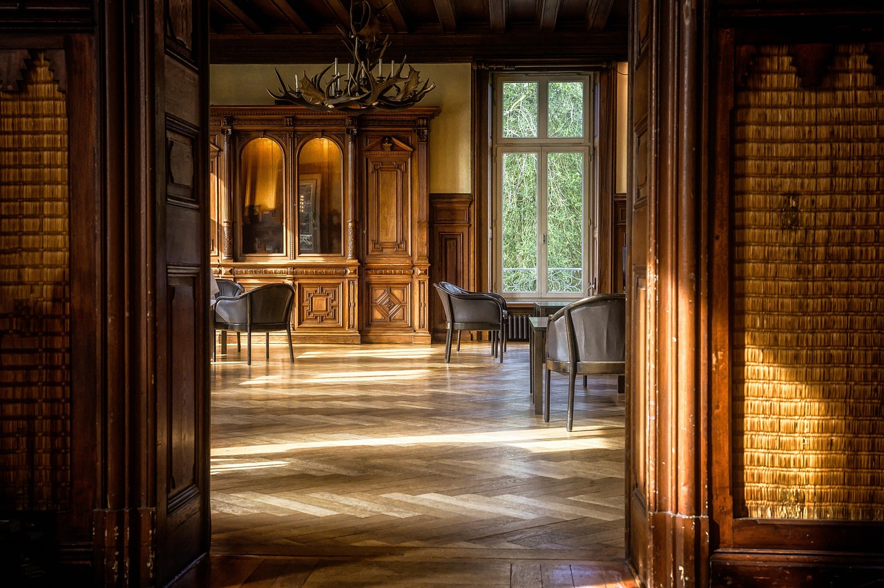 Exterieur lichthouten woning in warme omgeving.