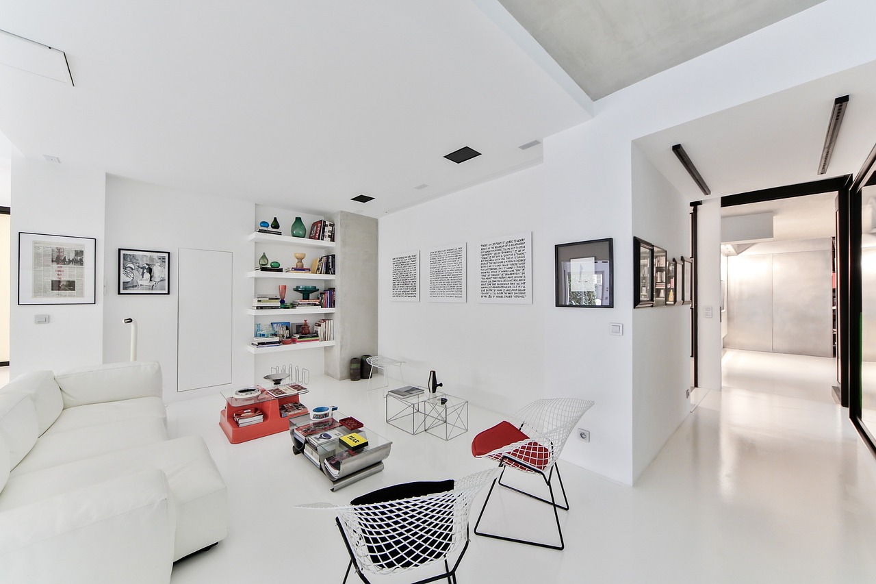 Scandinavische woonkamer met subtiele gouden lamp.