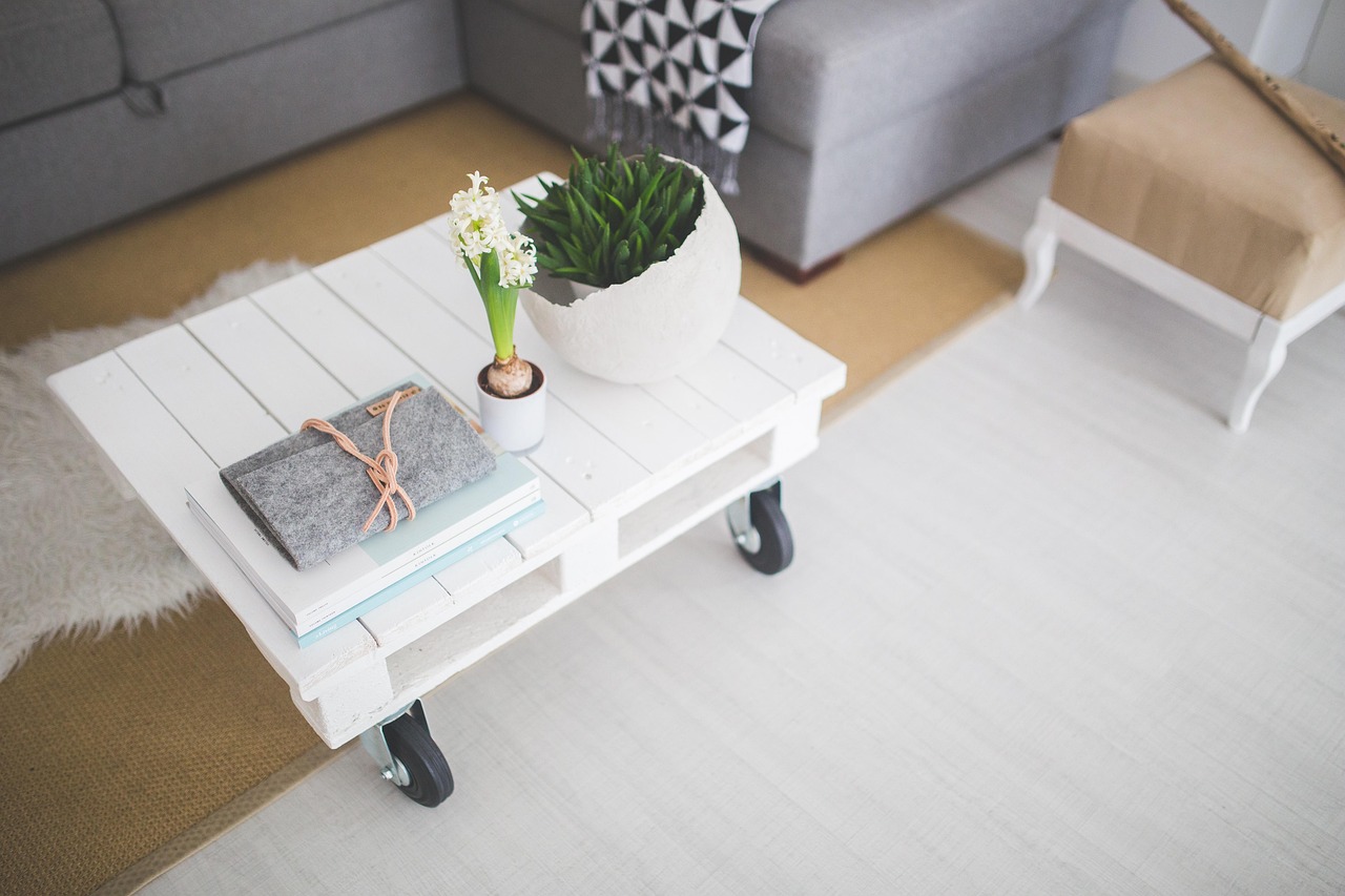 Gouden accenten op minimalistisch Scandinavisch dressoir.