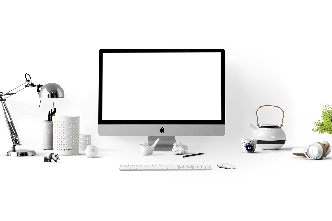 Thuiswerkplek met usb-c stations en planten. Thuiswerkplek met usb-c stations en planten.