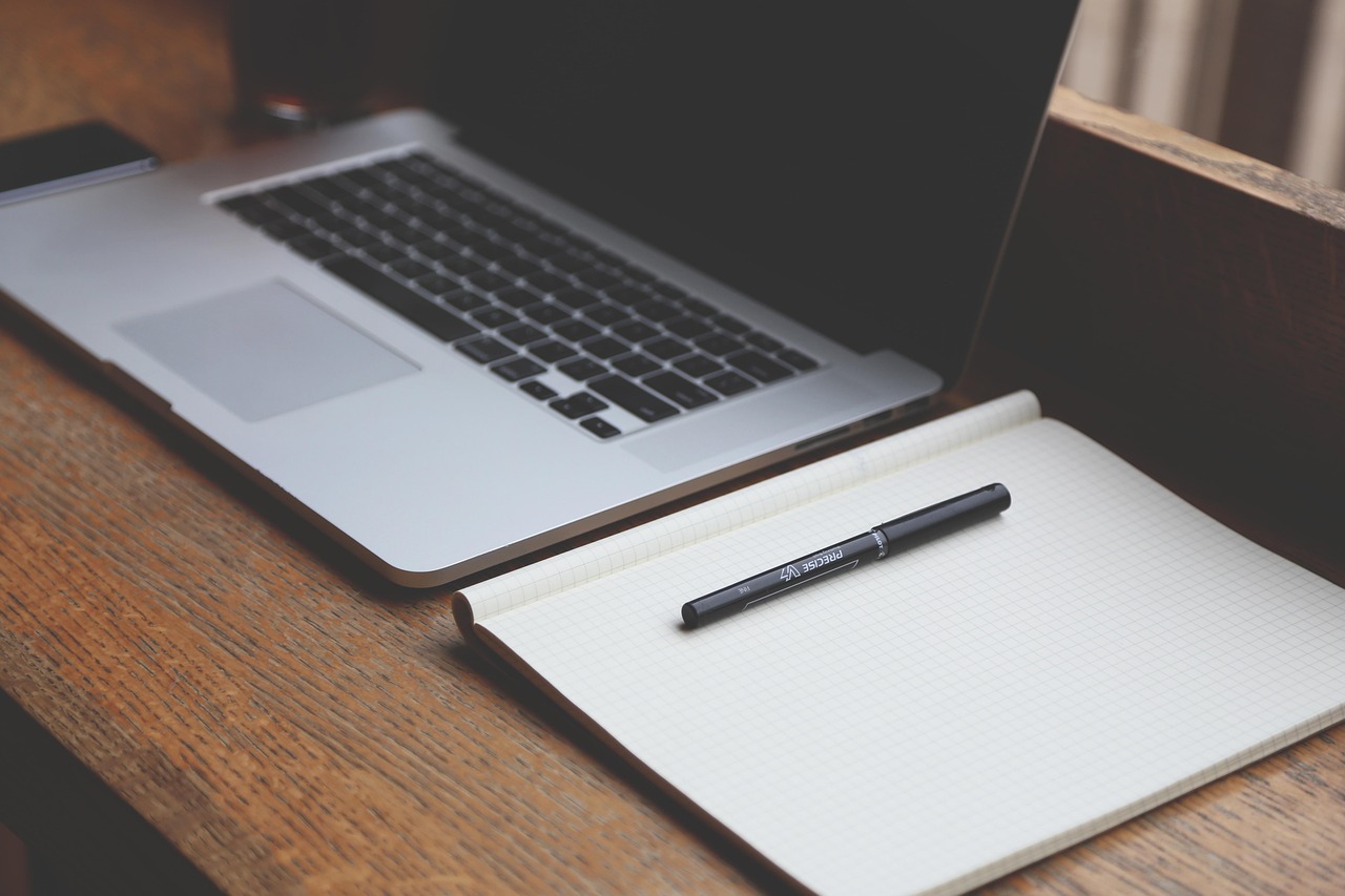 Laptop verbonden met usb-c station in meubel. Laptop verbonden met usb-c station in meubel.
