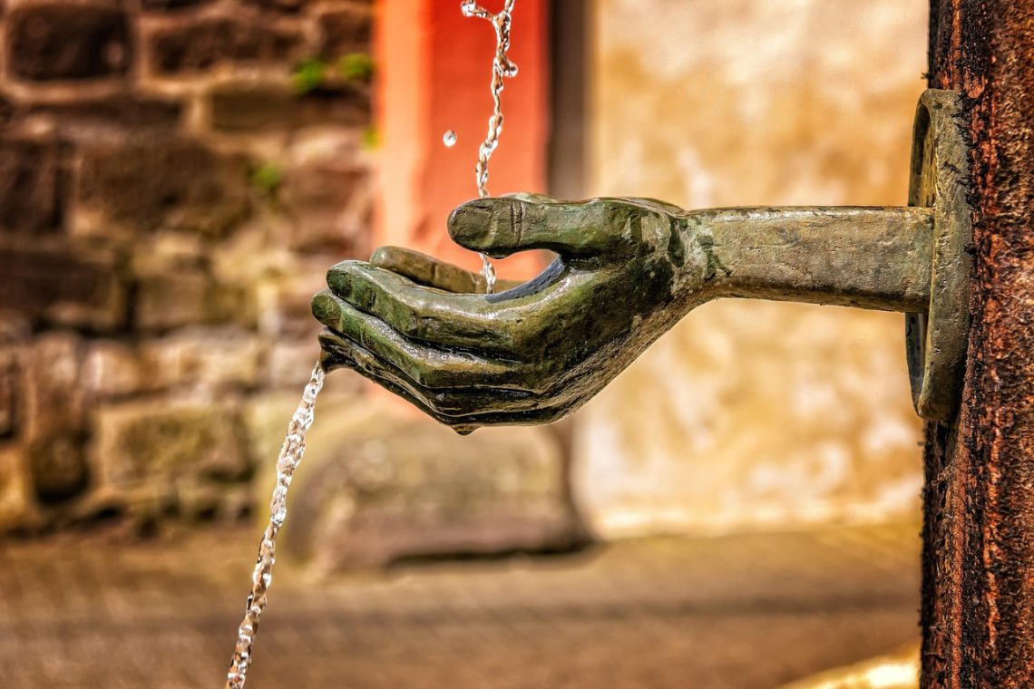 Minimalistische waterornamenten voor moderne tuinen