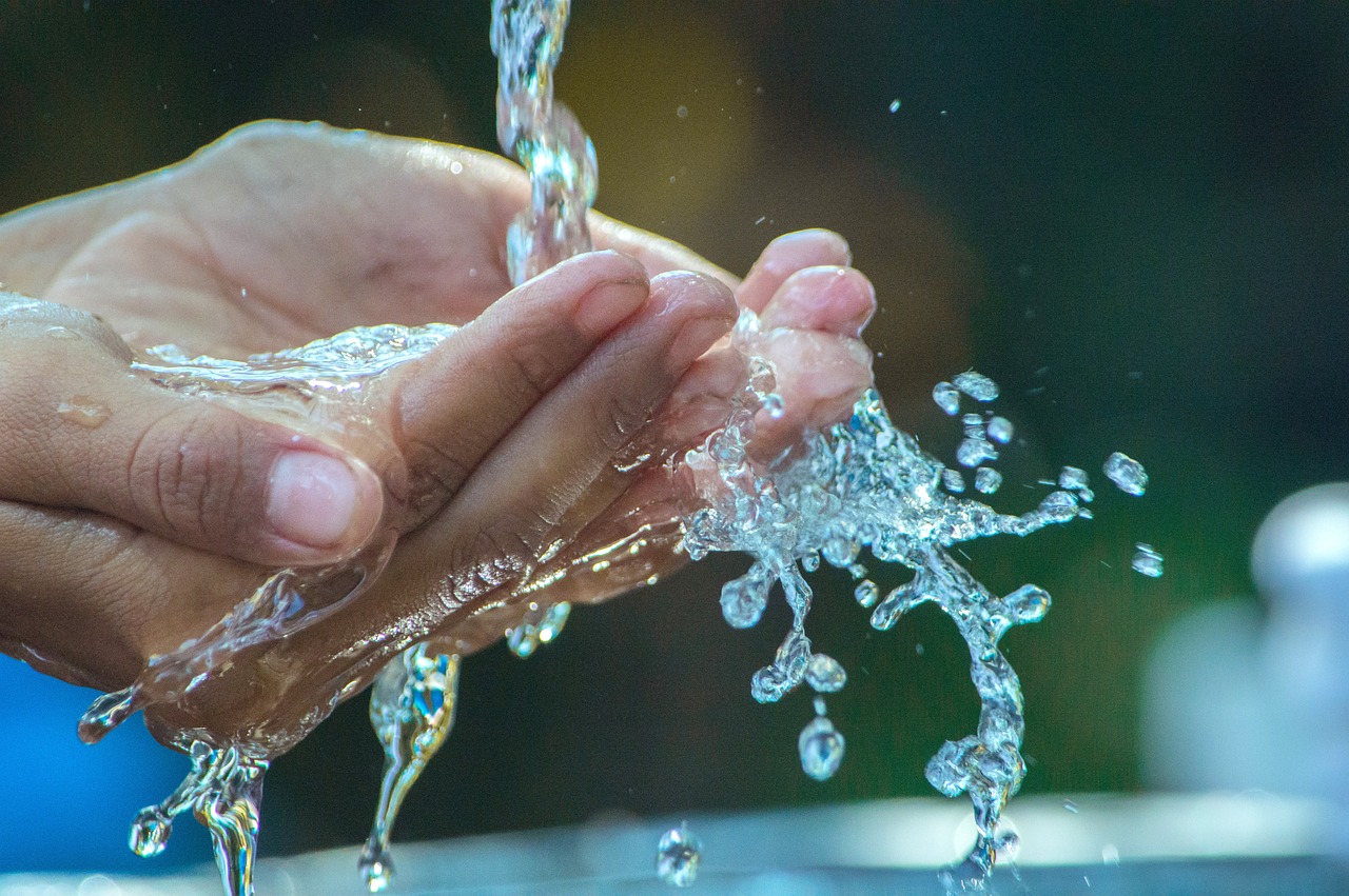 Zen-inspiratie met kubusvormig waterornament. Zen-inspiratie met kubusvormig waterornament.