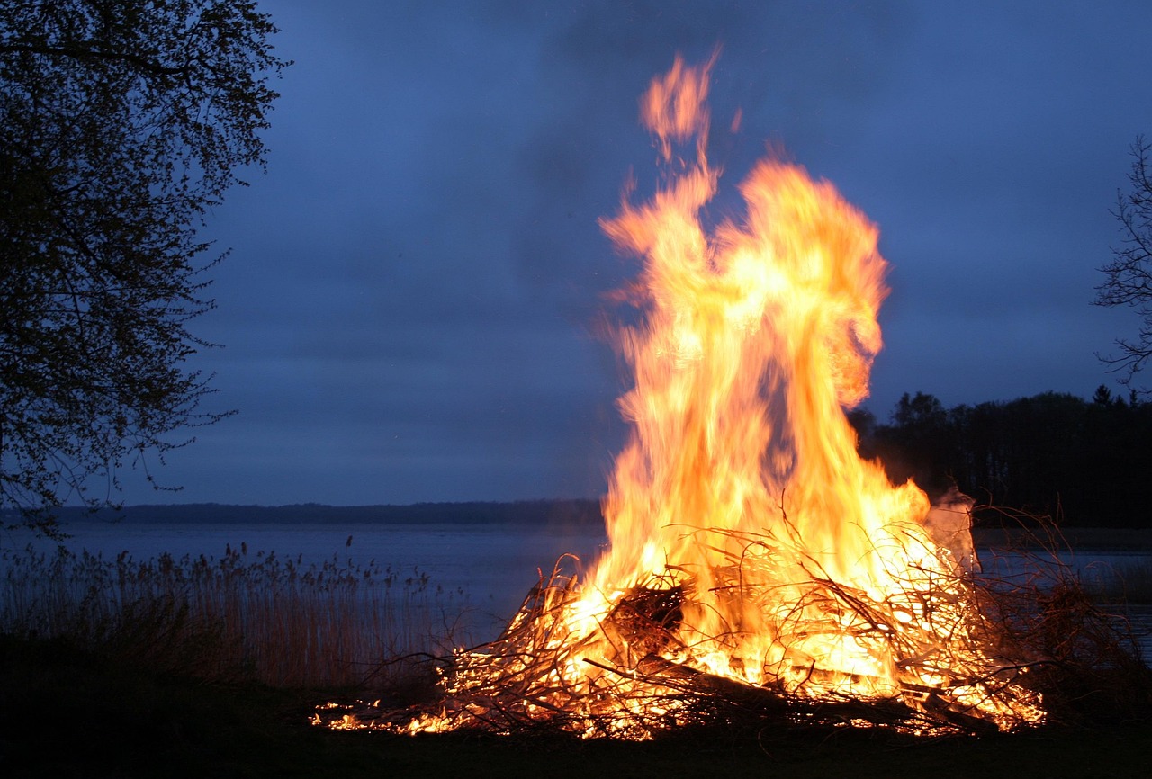 Gezellige meiavond met infrarood verwarming buiten.