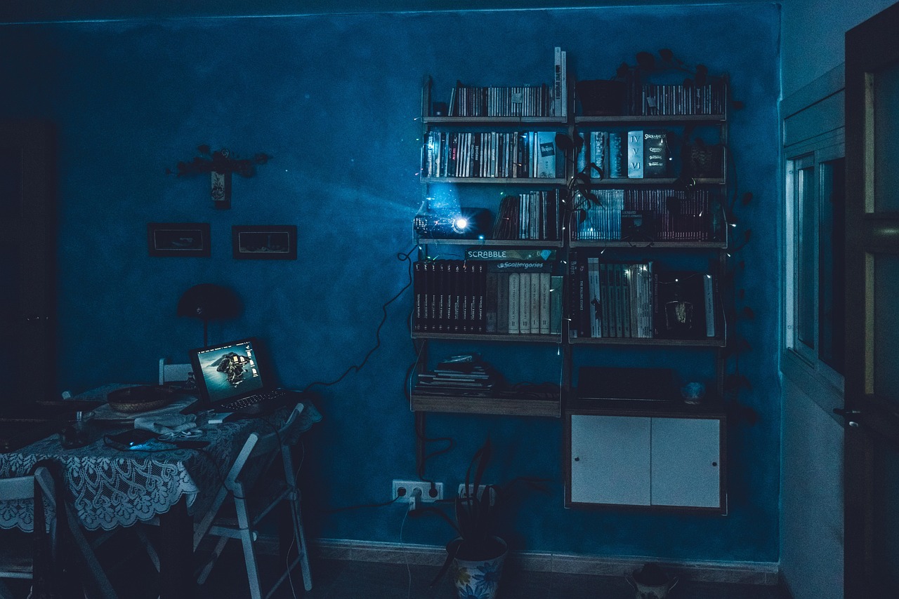 Futuristische woonkamer met avant-garde videokunst. Futuristische woonkamer met avant-garde videokunst.
