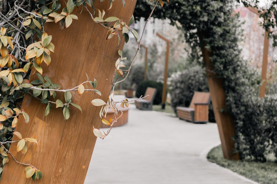 Corten stalen plantenbak met kleurrijke bloemen.