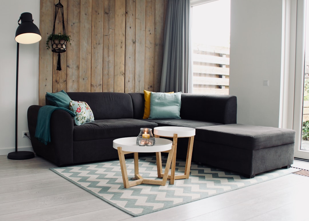 Geometrisch vloerkleed met driehoekpatroon in woonkamer. Geometrisch vloerkleed met driehoekpatroon in woonkamer.