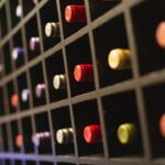 Dé wijnkaart als muurkunst: stijlvolle zomerkeuken decoratie