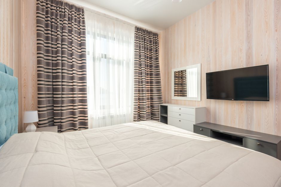 Vintage gordijnen met strepen in modern interieur. Vintage gordijnen met strepen in modern interieur.