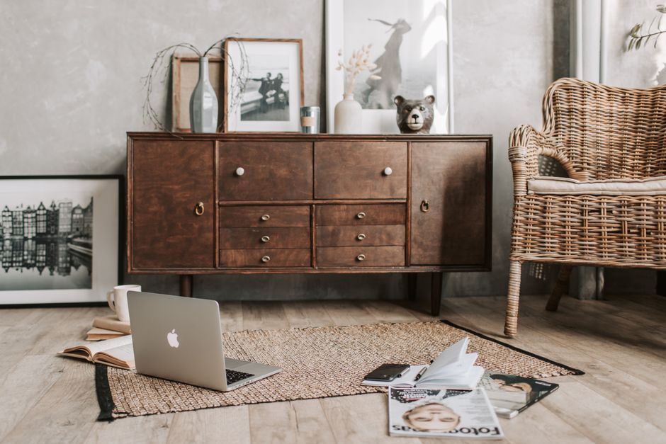 Zomerse thuiswerkplek met airconditioning en schaduw.