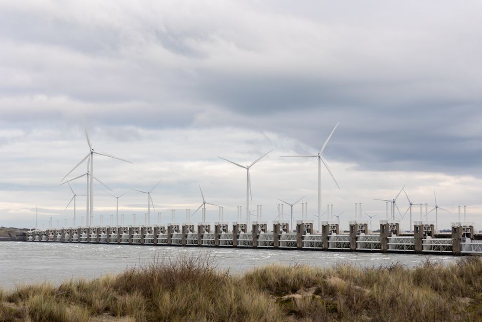 Zelfgemaakte kledinghangers van gerecycled materiaal.