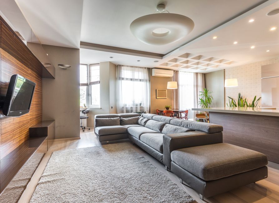 Natuurlijk licht bespaart geld in woonkamer.
