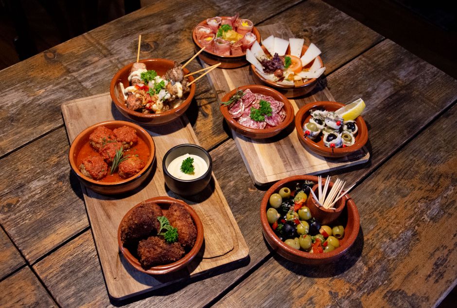Kleurrijke mix van tapas in een tuin.