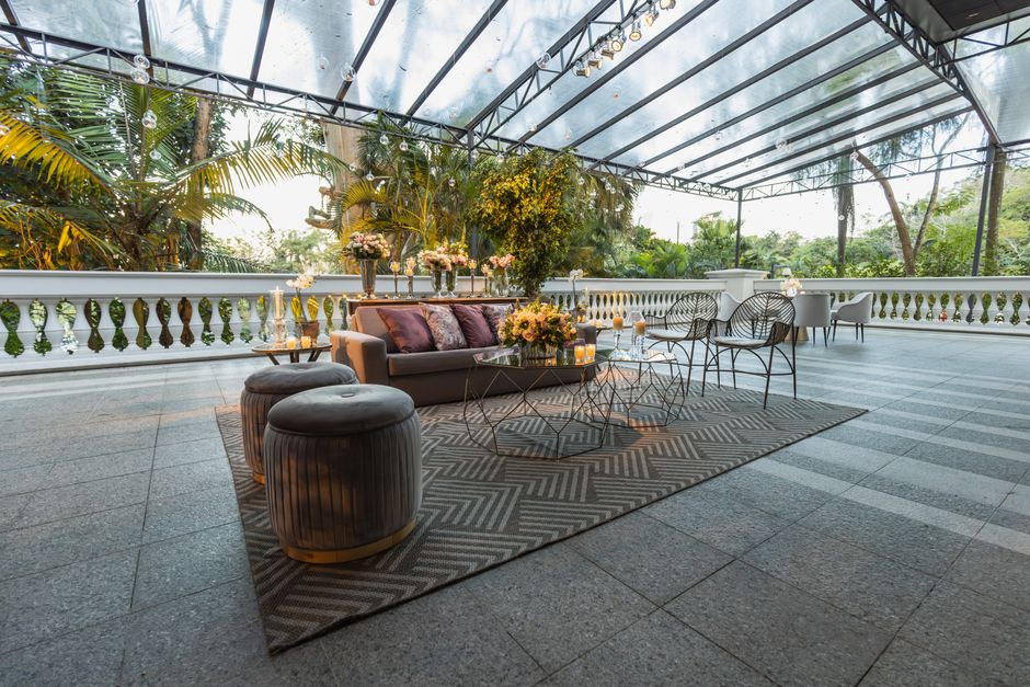 Gezellige veranda met groene lampen en planten.