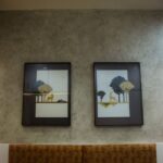 Creëer een mini-gallerij van moderne kunst in je woonkamer