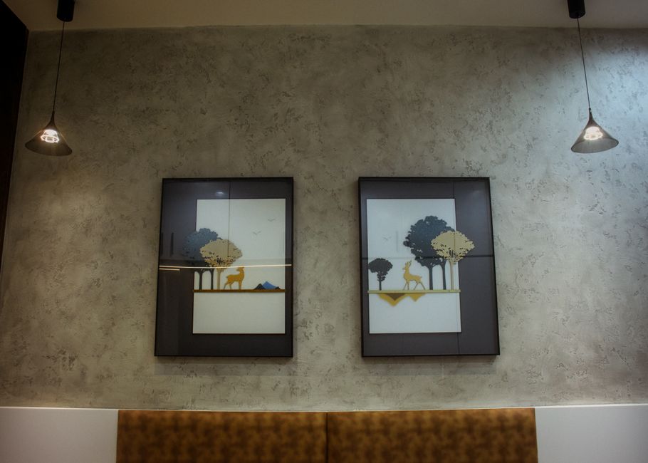 Creëer een mini-gallerij van moderne kunst in je woonkamer