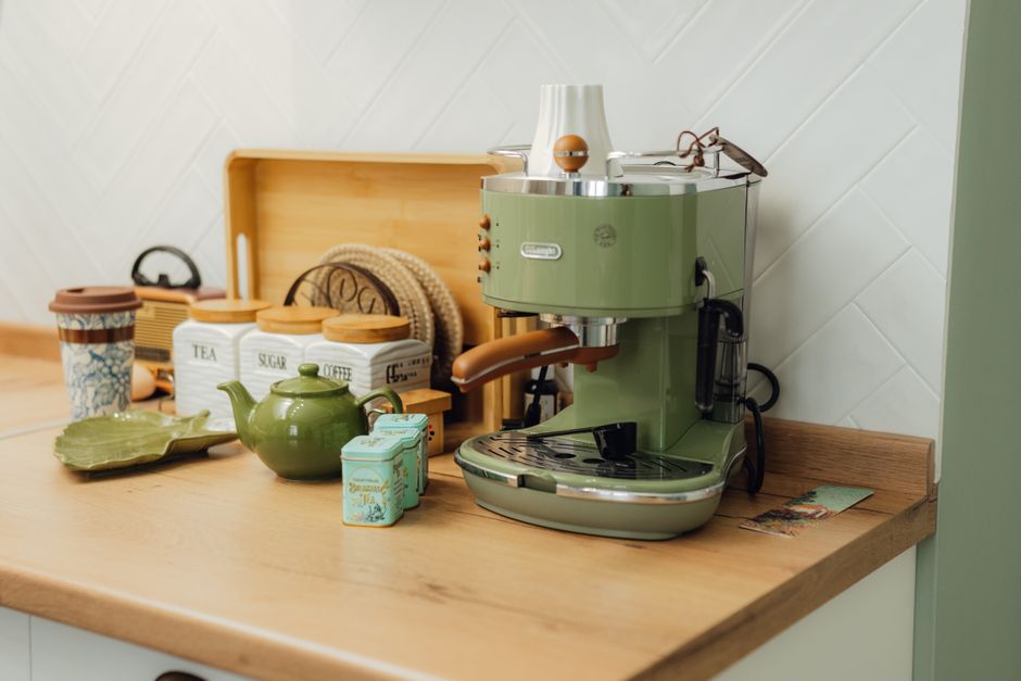 Rustieke espressobar in keuken met houten accenten.
