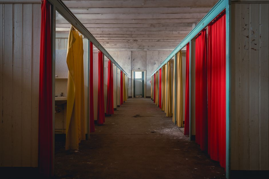 Minimalistische kunst aan de overloopmuur.