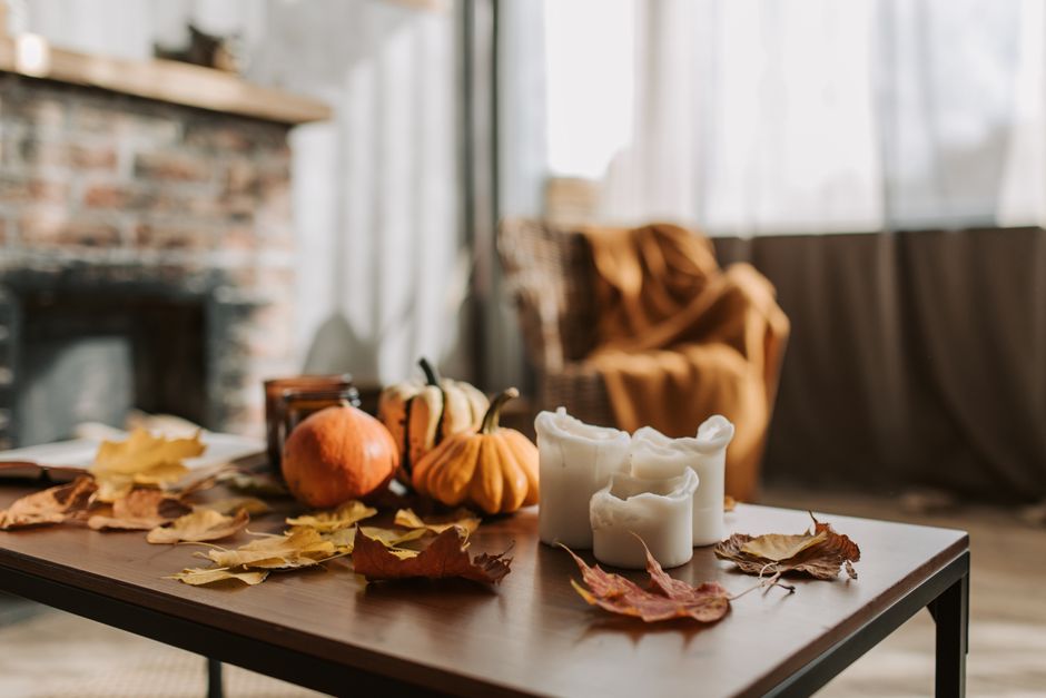 Gerecycleerde meubels met herfstdecoraties. Gerecycleerde meubels met herfstdecoraties.
